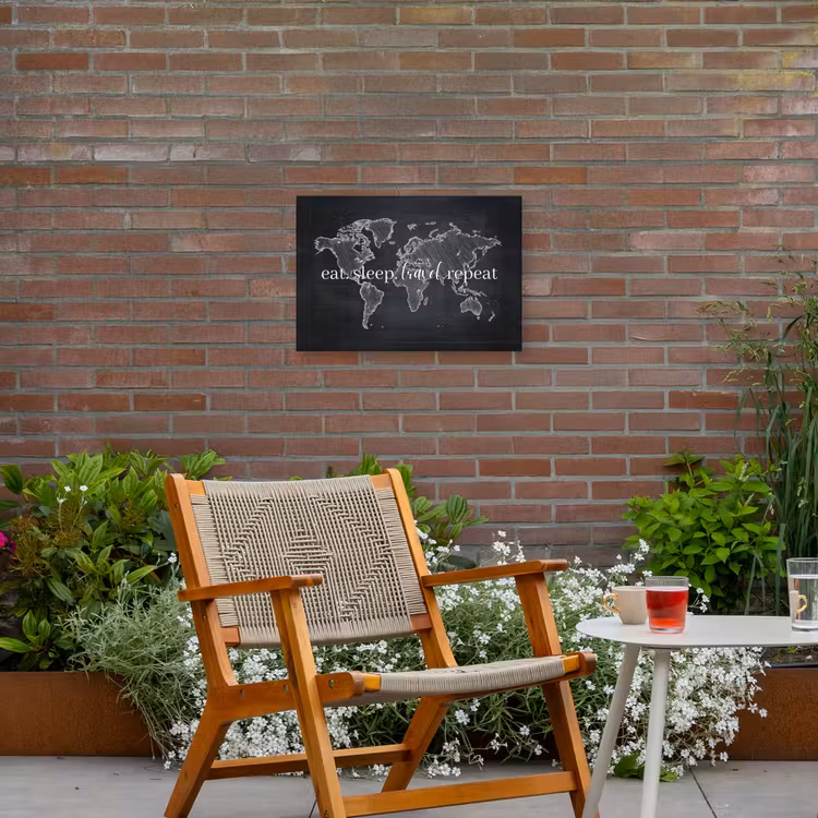 Krijt - Zwart - Quote - Wereldkaart Tuinposter op houten frame 2 cm dik klein -sfeer3