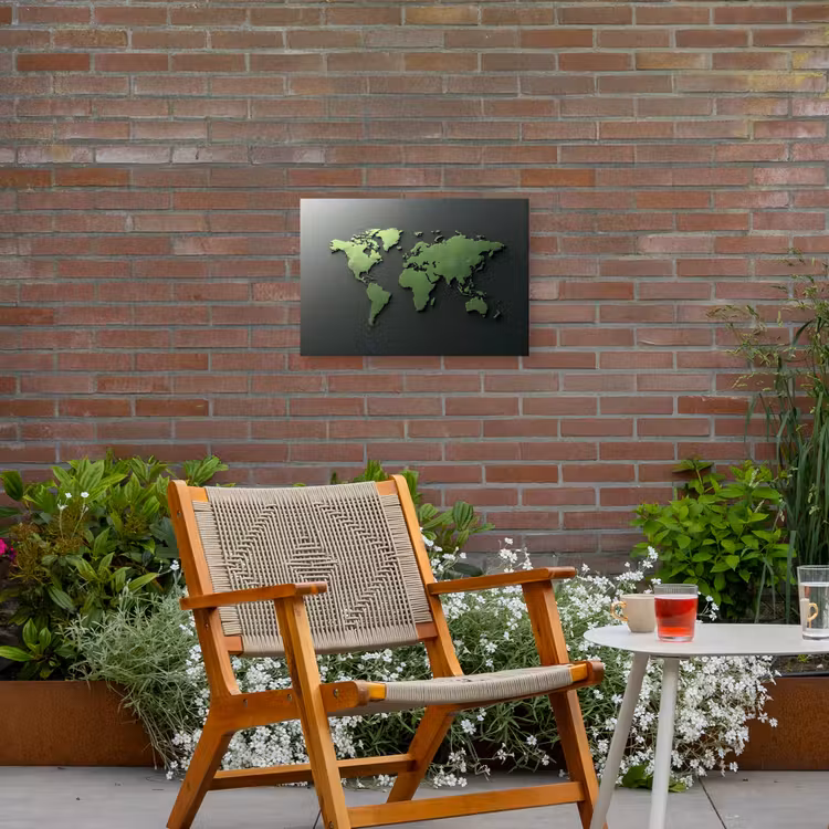 Leer - Groen - Wereldkaart Tuinposter op houten frame 2 cm dik klein -sfeer3