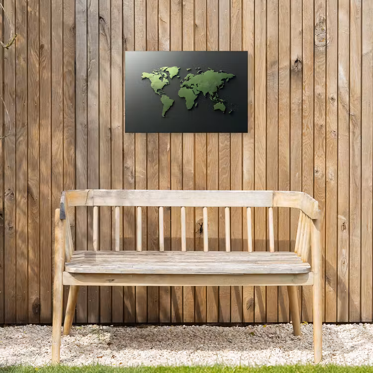 Leer - Groen - Wereldkaart Tuinposter op houten frame 2 cm dik klein -sfeer4