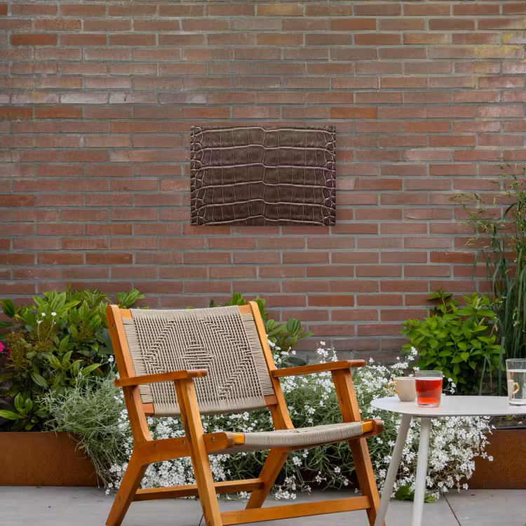 Leer - Krokodil - Mat Tuinposter op houten frame 2 cm dik klein -sfeer3