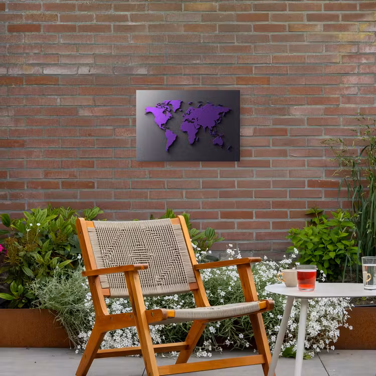 Paars - Wereldkaart - Grijs - Donker Tuinposter op houten frame 2 cm dik klein -sfeer3
