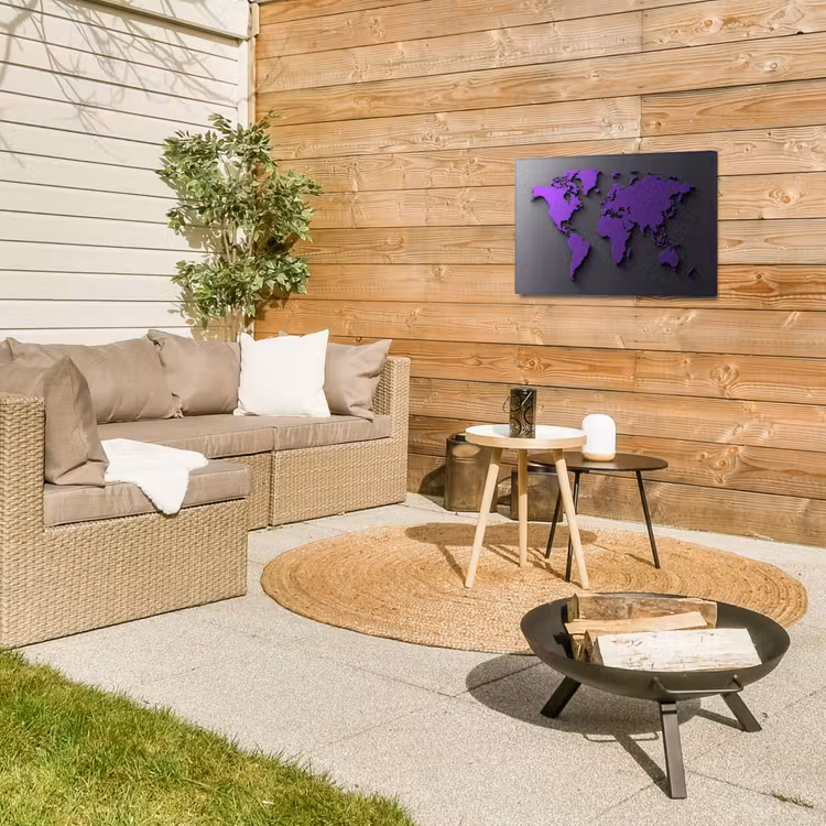 Paars - Wereldkaart - Grijs - Donker Tuinposter op houten frame 2 cm dik klein -sfeer2