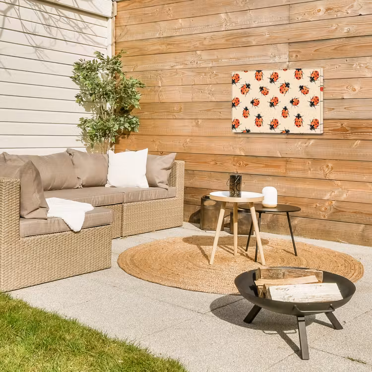Lieveheersbeestjes - Patroon - Rood Tuinposter op houten frame 2 cm dik klein 845 -sfeer2