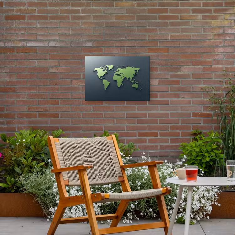 Mat - Groen - Wereldkaart Tuinposter op houten frame 2 cm dik klein -sfeer3