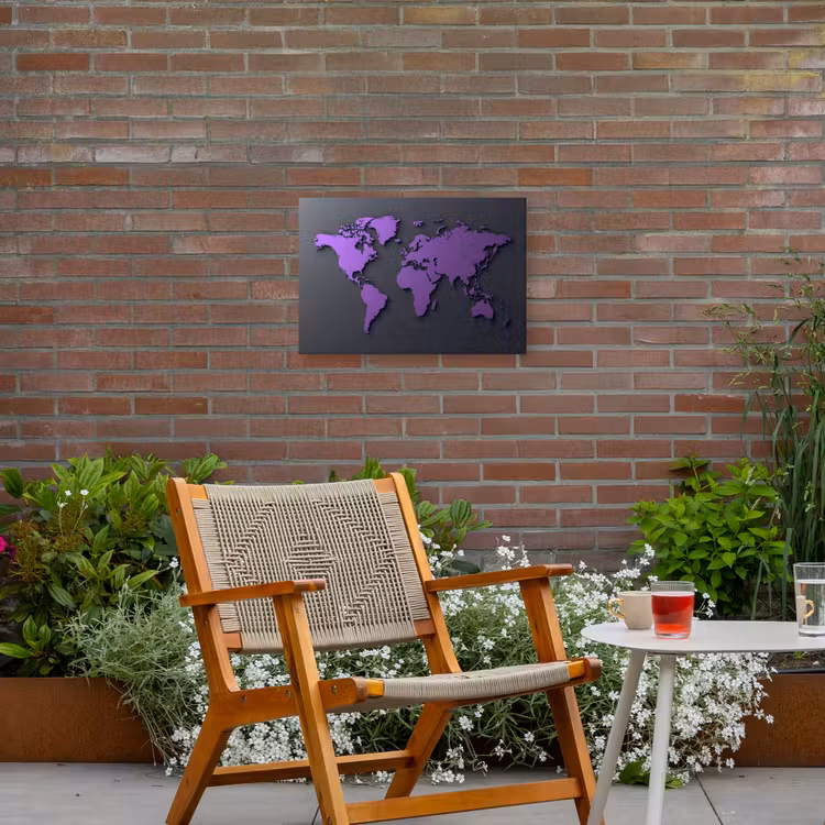 Mat - Wereldkaart - Paars Tuinposter op houten frame 2 cm dik klein -sfeer3