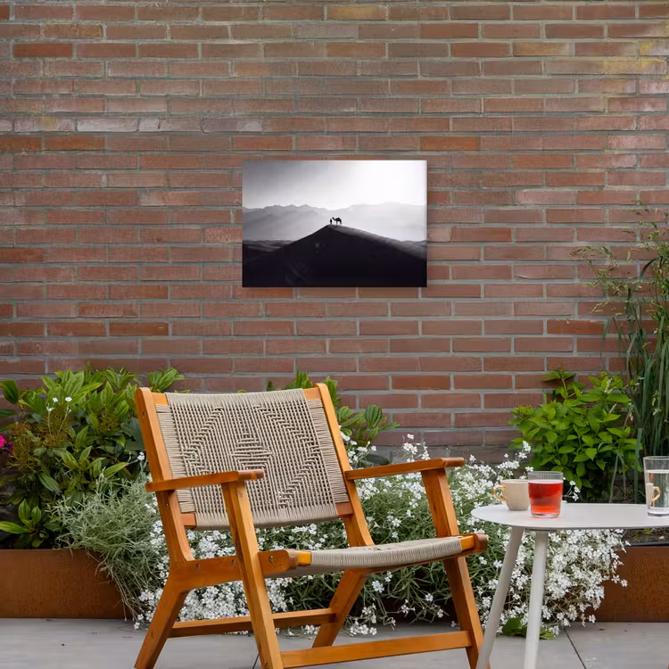 Mens - Kameel - Zandduin - Natuur - Monochroom Tuinposter op houten frame 2 cm dik klein -sfeer3
