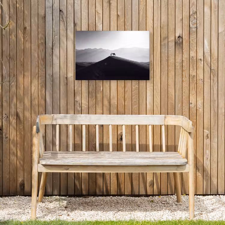 Mens - Kameel - Zandduin - Natuur - Monochroom Tuinposter op houten frame 2 cm dik klein -sfeer4