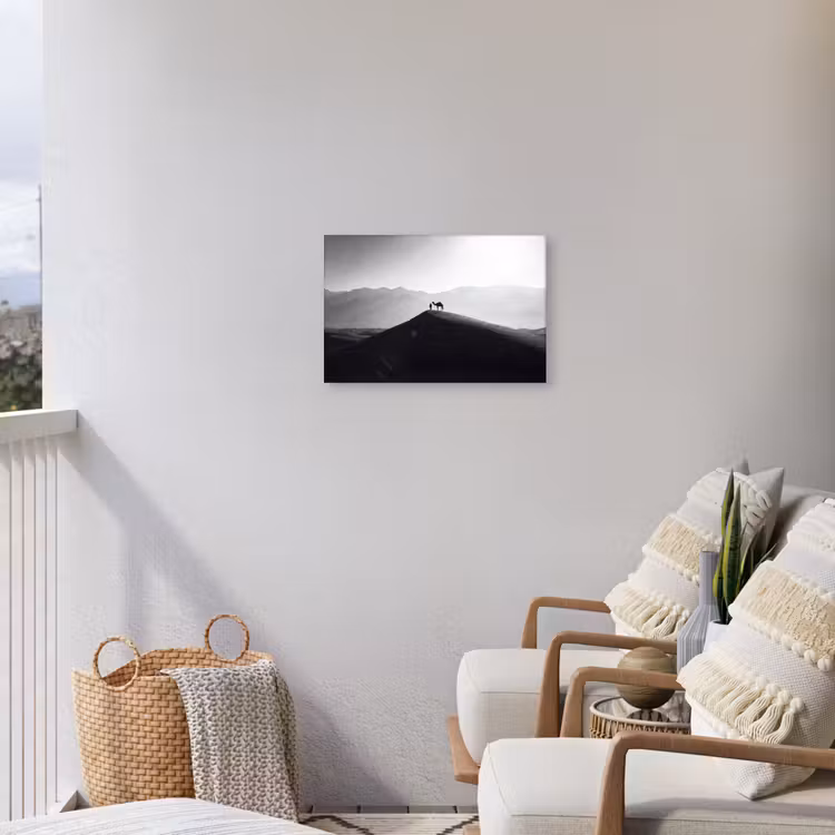 Mens - Kameel - Zandduin - Natuur - Monochroom Tuinposter op houten frame 2 cm dik klein -sfeer1