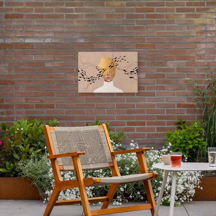 Modern - Vrouw - Goud Tuinposter op houten frame 2 cm dik klein -sfeer3