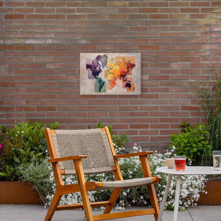Modern - Wereldkaart - Kleurvakken Tuinposter op houten frame 2 cm dik klein -sfeer3