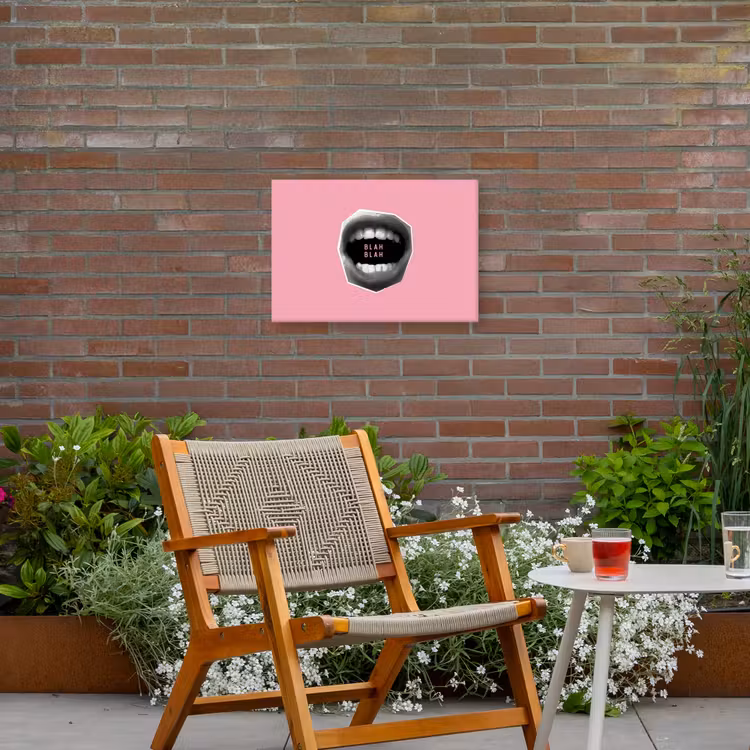 Mond - BLAH BLAH - Roze Tuinposter op houten frame 2 cm dik klein -sfeer3