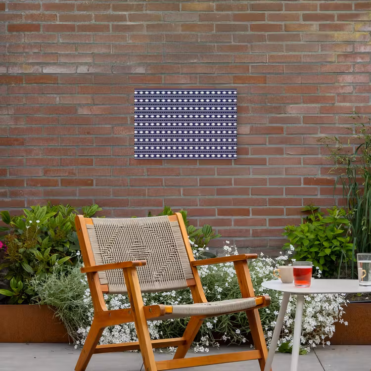 Schelp - Nautisch - Blauw - Wit Tuinposter op houten frame 2 cm dik klein 845 -sfeer3