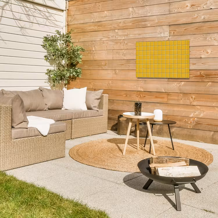 Patroon - Tegel - Okergeel Tuinposter op houten frame 2 cm dik klein 845 -sfeer2