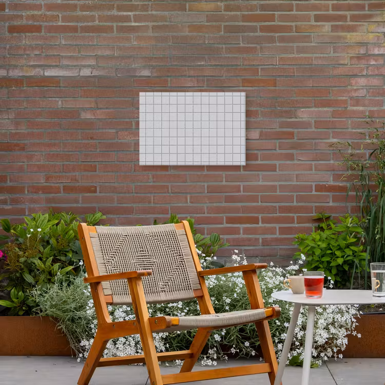 Patroon - Tegels - Licht - Grijs Tuinposter op houten frame 2 cm dik klein 845 -sfeer3