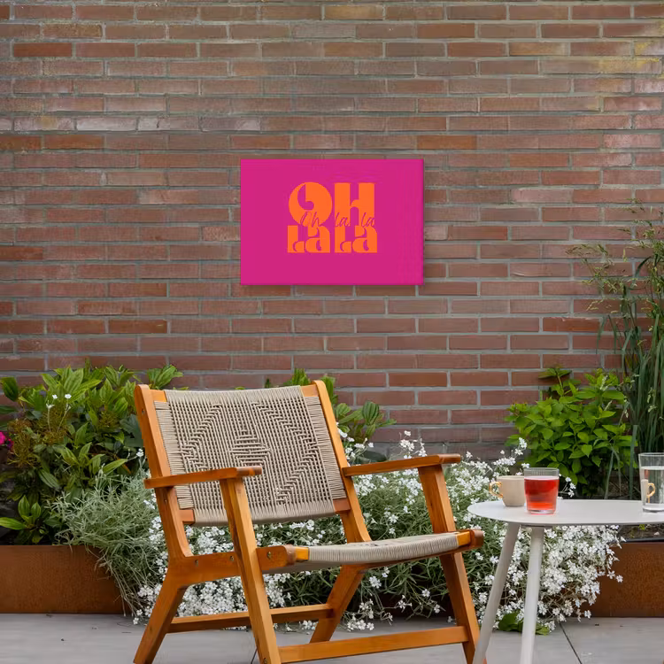 Oh la la - Roze - Oranje - Gestapelde letters Tuinposter op houten frame 2 cm dik klein -sfeer3