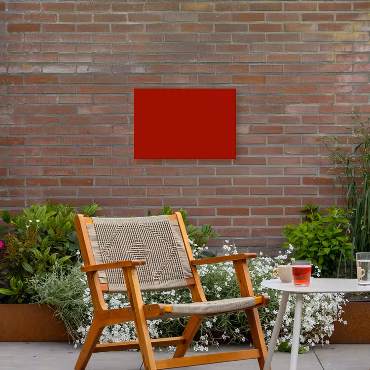Oxblood - Maroon - Rood Tuinposter op houten frame 2 cm dik klein 845 -sfeer3