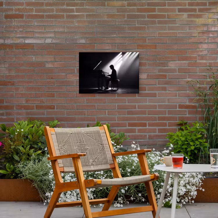 Persoon - Piano - Muziek - Zwart-wit - Podium Tuinposter op houten frame 2 cm dik klein -sfeer3