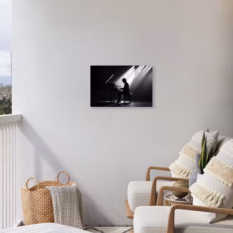 Persoon - Piano - Muziek - Zwart-wit - Podium Tuinposter op houten frame 2 cm dik klein -sfeer1