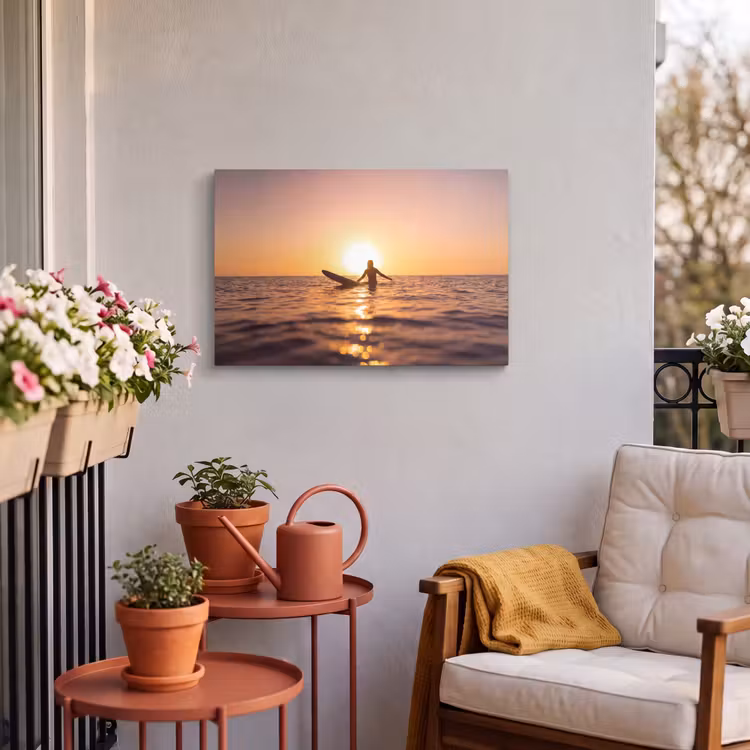 Persoon - Surfen - Zonsondergang - Zee - Oranje Tuinposter op houten frame 2 cm dik klein -sfeer1