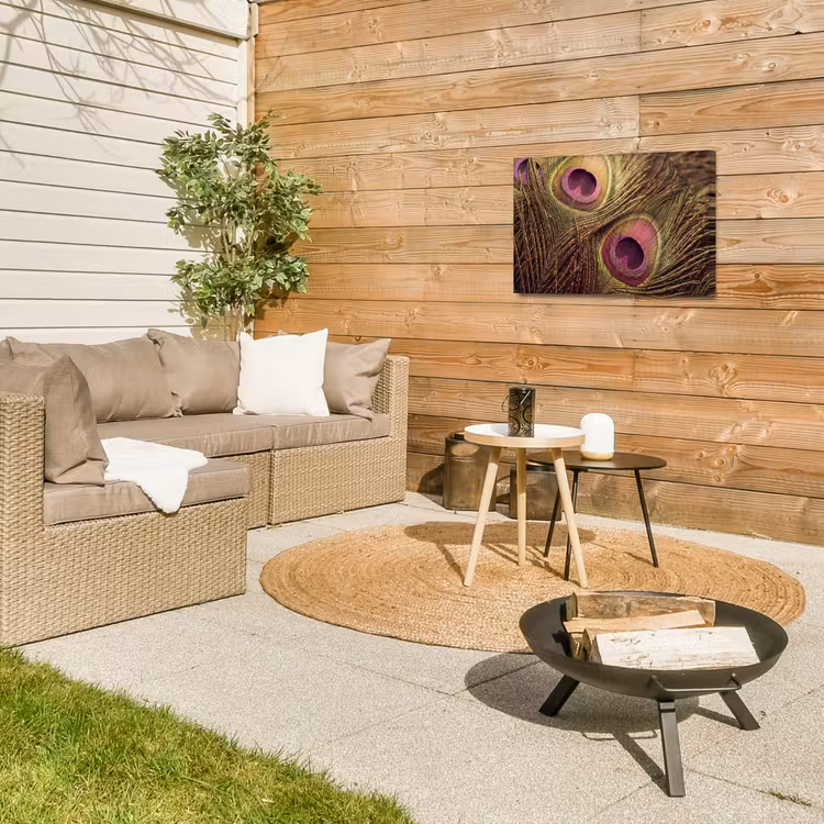 Pauw - Veren - Paars - Groen Tuinposter op houten frame 2 cm dik klein -sfeer2
