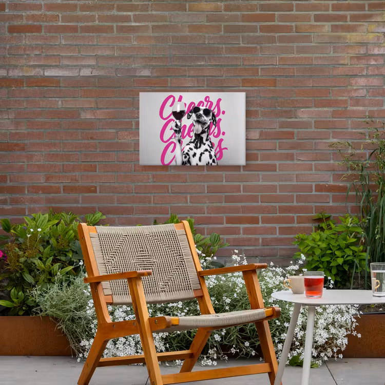 Cheers - Hond - Roze - Wijn Tuinposter op houten frame 2 cm dik klein -sfeer3