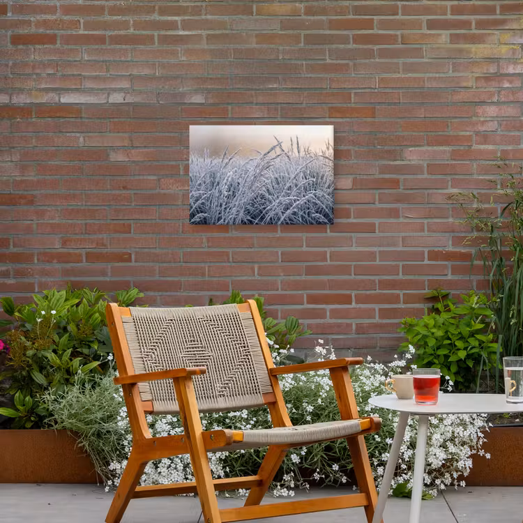 Rijp - Gras - Kristallen - Winter - Minimalistisch Tuinposter op houten frame 2 cm dik klein -sfeer3