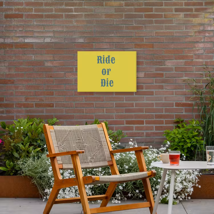 Ride or die - Geel - Blauw Tuinposter op houten frame 2 cm dik klein -sfeer3