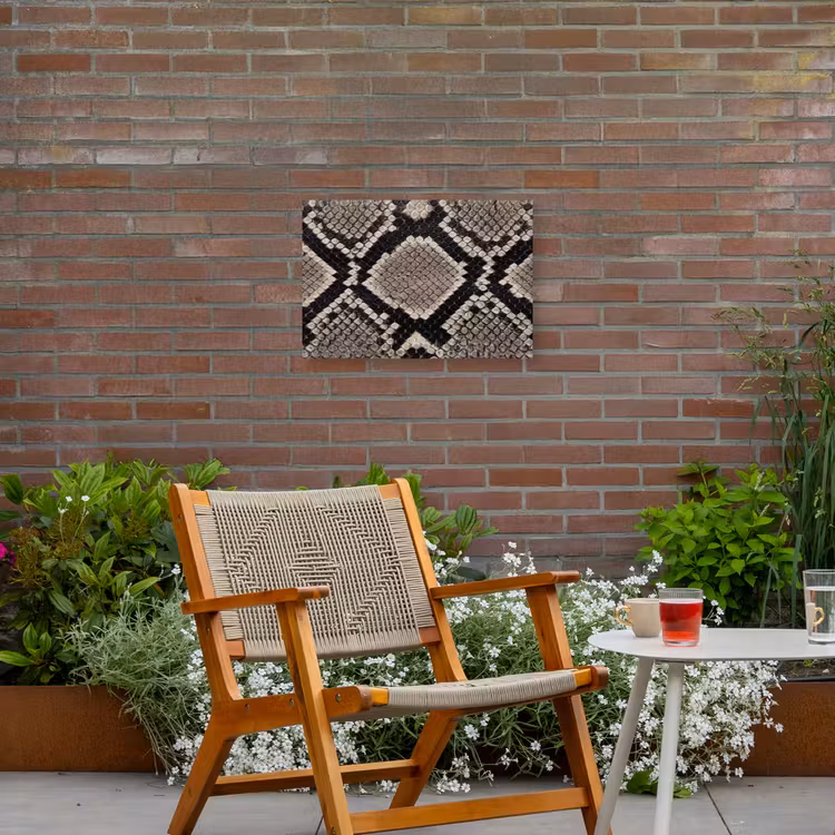 Slangenleer - Patroon - Beige Tuinposter op houten frame 2 cm dik klein -sfeer3