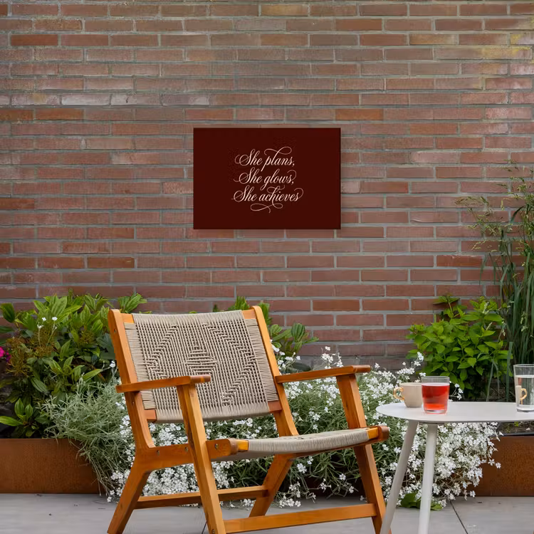 She plans she glows she achieves - Rood - Cursief Tuinposter op houten frame 2 cm dik klein -sfeer3