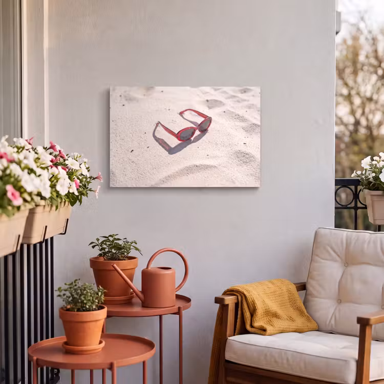 Zonnebril - Strand - Vakantie - Rood Tuinposter op houten frame 2 cm dik klein -sfeer1