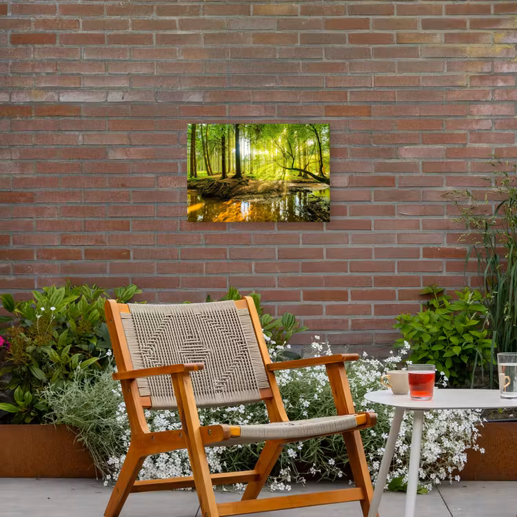 Zonnestralen in een groen bos Tuinposter op houten frame 2 cm dik klein -sfeer3