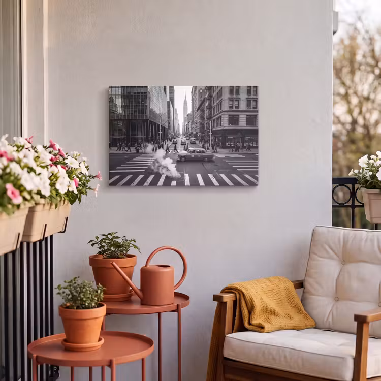 Stad - Straat - Gebouwen - Verkeer - Zwart-wit Tuinposter op houten frame 2 cm dik klein -sfeer1