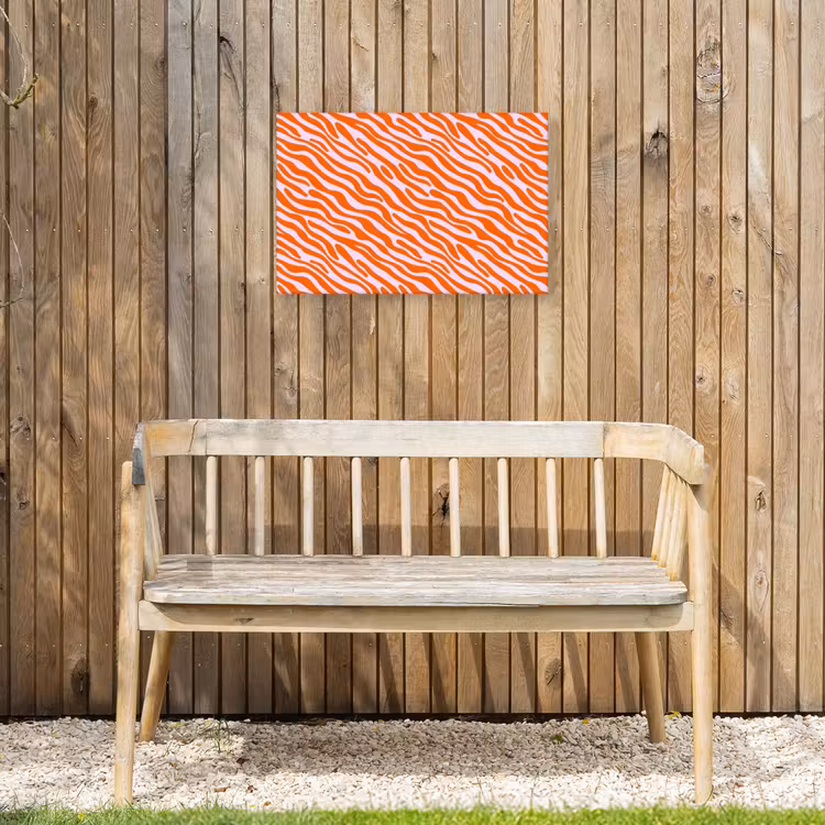 Strepen - Dynamisch - Oranje Tuinposter op houten frame 2 cm dik klein 845 -sfeer4