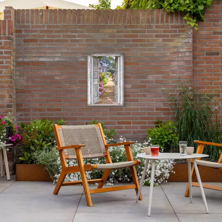 Deur naar een bloementuin Tuinposter op houten frame 2 cm dik klein -sfeer3