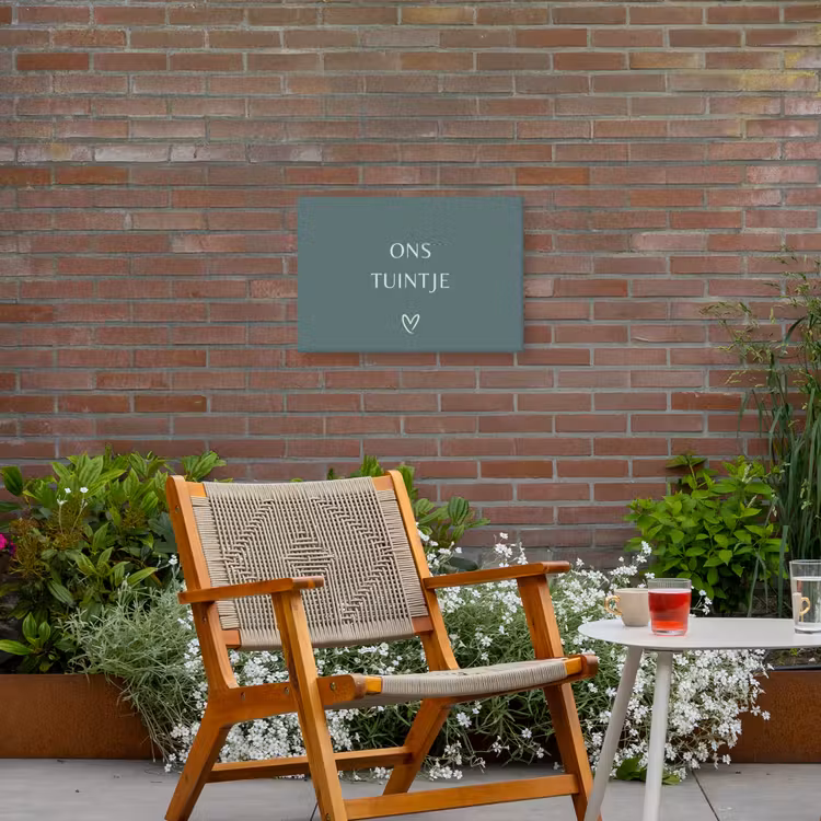 Ons tuintje Tuinposter op houten frame 2 cm dik klein -sfeer3