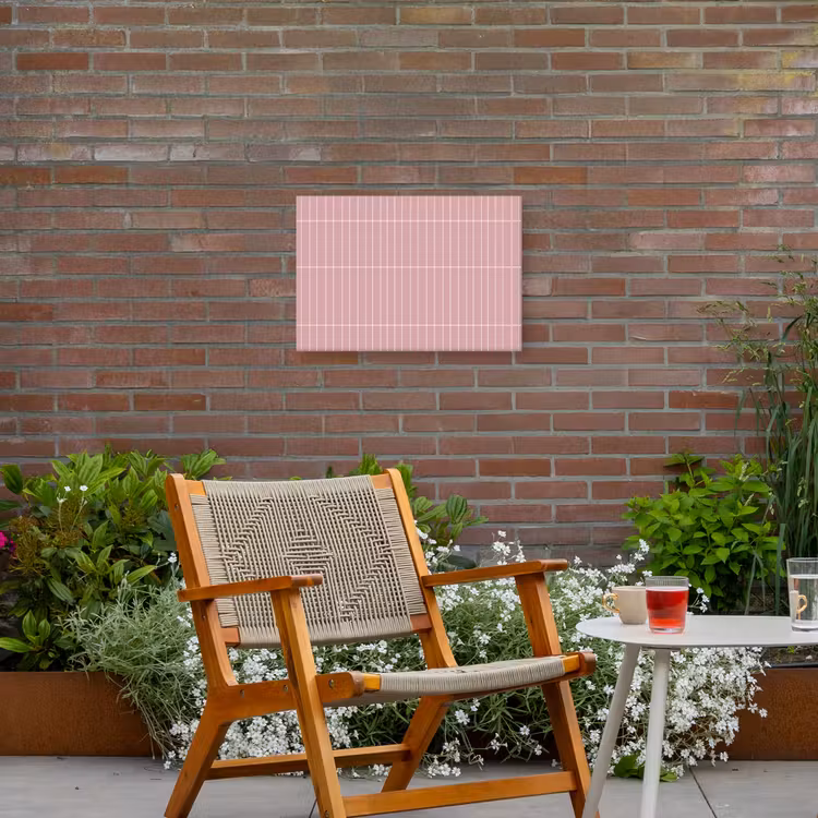 Verticaal - Wandtegel - Lichtroze Tuinposter op houten frame 2 cm dik klein 845 -sfeer3