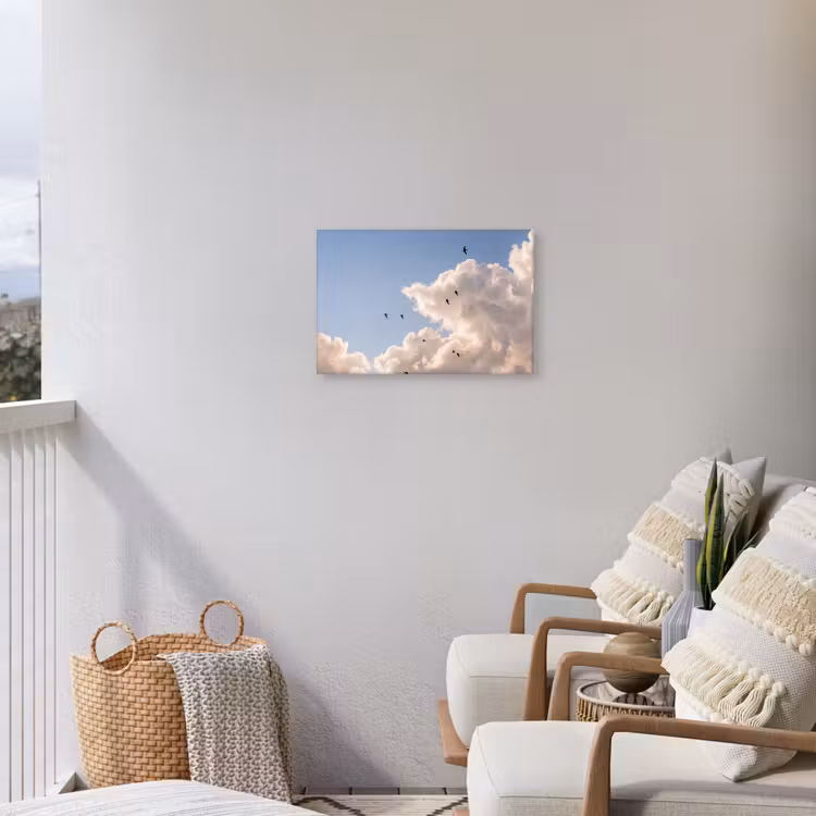 Vogel - Vlucht - Wolken - Natuur - Blauw Tuinposter op houten frame 2 cm dik klein -sfeer1