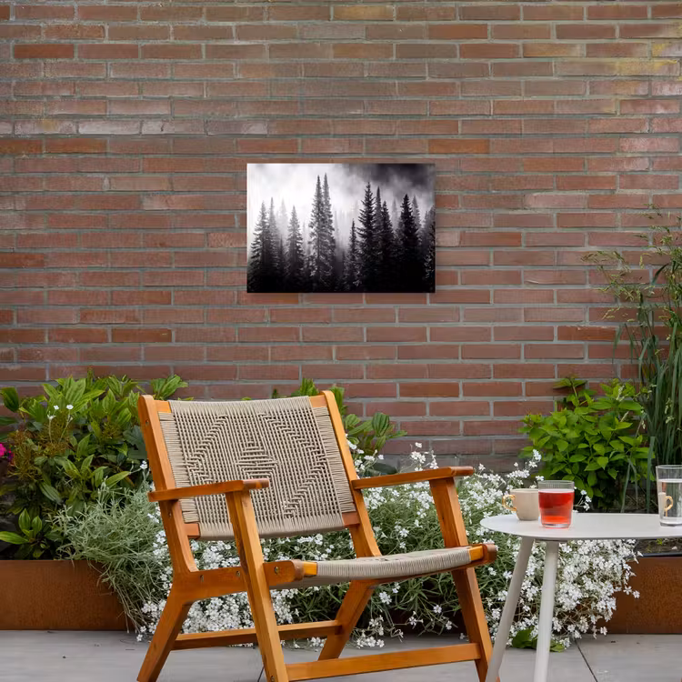 Bos - Mist - Winter - Monochroom - Natuur Tuinposter op houten frame 2 cm dik klein -sfeer3