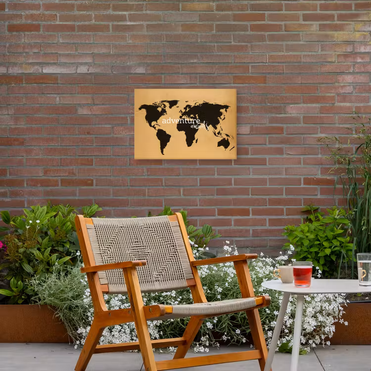 Wereldkaart - Adventure - Beige Tuinposter op houten frame 2 cm dik klein -sfeer3