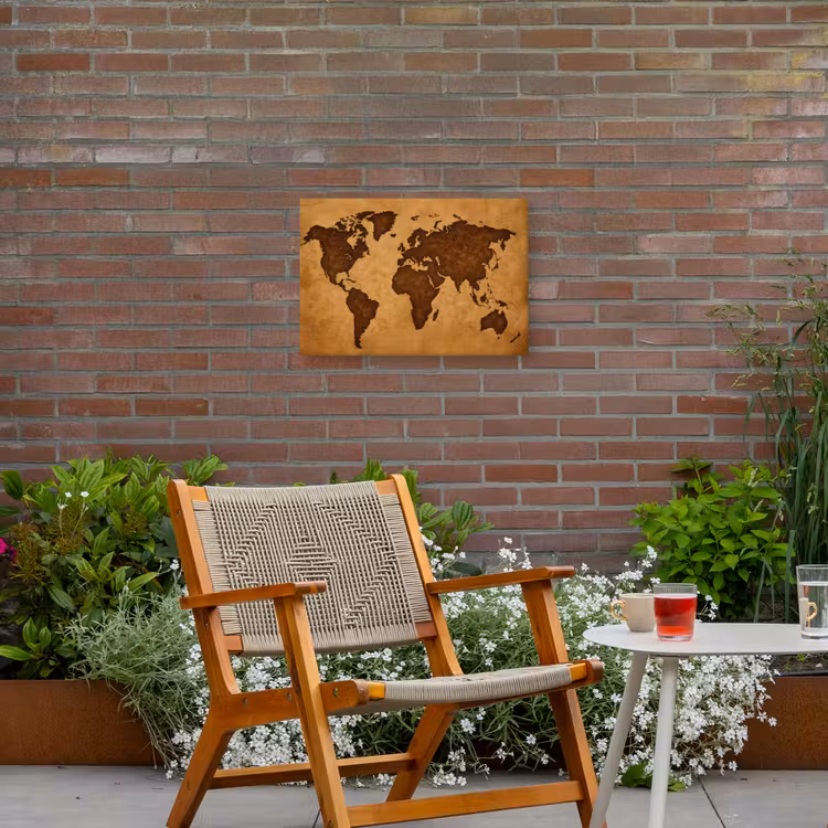 Wereldkaart - Uitgesneden perkament Tuinposter op houten frame 2 cm dik klein -sfeer3
