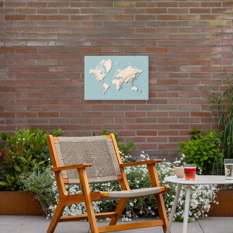 Wereldkaart - Beige - Blauw Tuinposter op houten frame 2 cm dik klein -sfeer3
