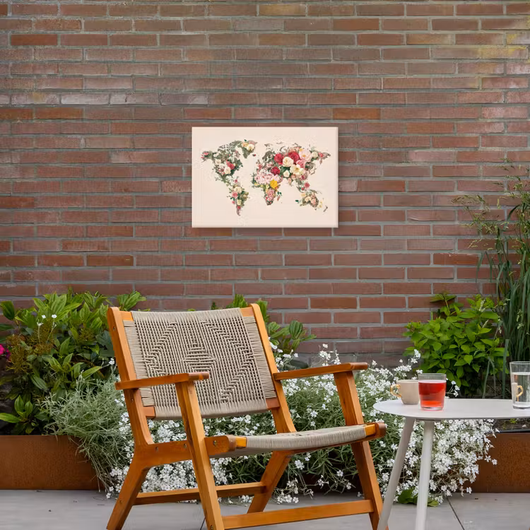 Wereldkaart - Bloemen - Roze Tuinposter op houten frame 2 cm dik klein -sfeer3