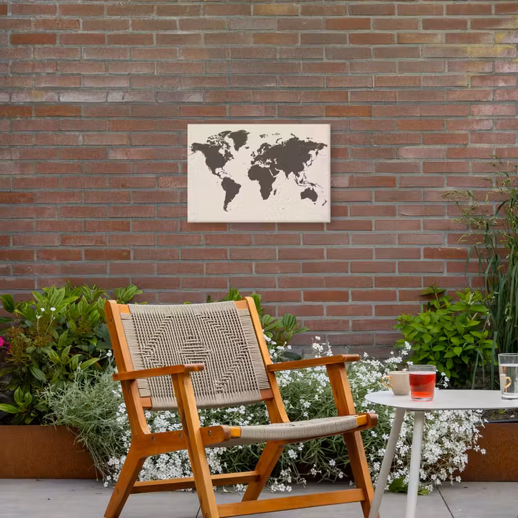 Wereldkaart - Stempelstijl - Ruw Tuinposter op houten frame 2 cm dik klein -sfeer3