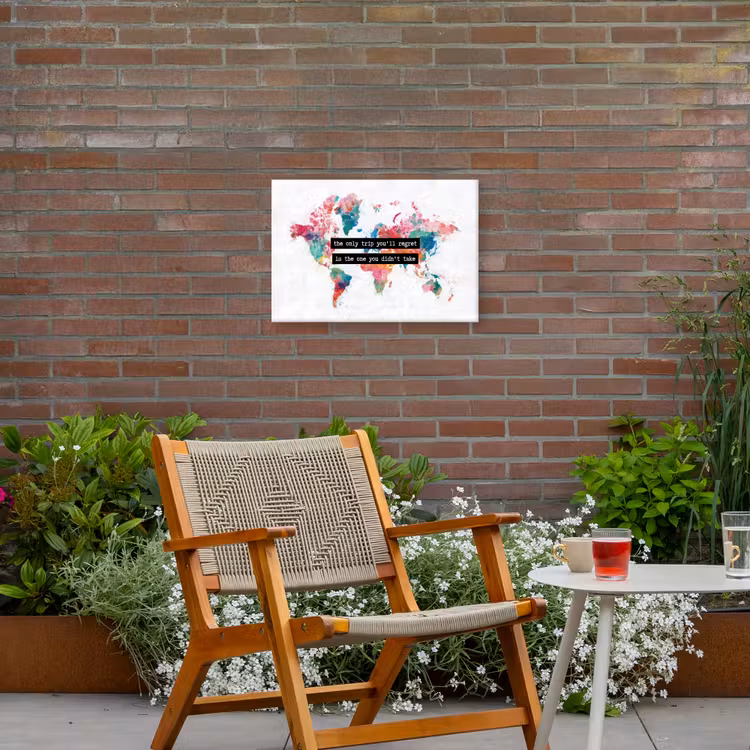 Wereldkaart - Kleurrijk - Tekst Tuinposter op houten frame 2 cm dik klein -sfeer3