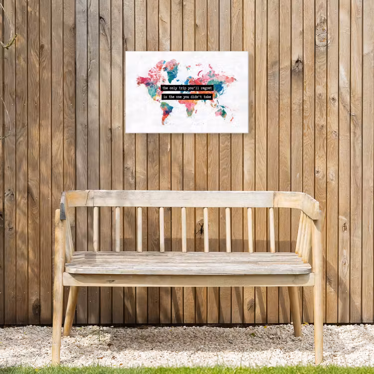 Wereldkaart - Kleurrijk - Tekst Tuinposter op houten frame 2 cm dik klein -sfeer4