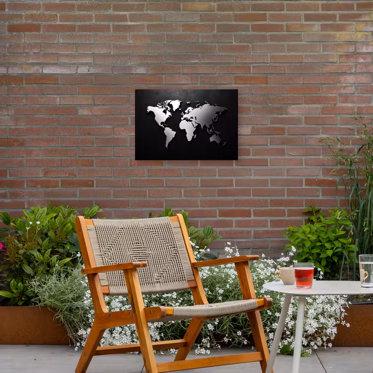 Wereldkaart - Donker - Zilver - Zwart Tuinposter op houten frame 2 cm dik klein -sfeer3