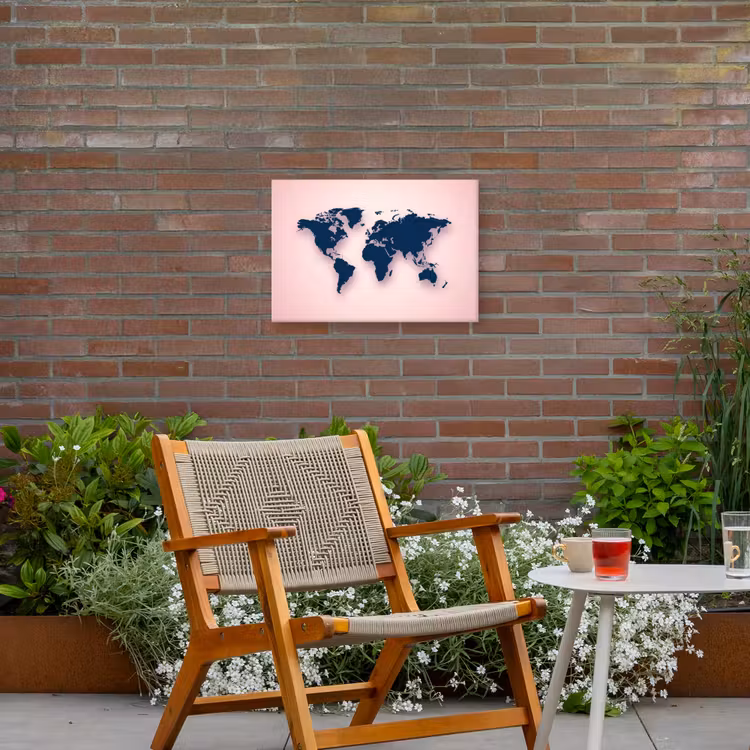 Wereldkaart - Simpel - Roze - Blauw Tuinposter op houten frame 2 cm dik klein -sfeer3
