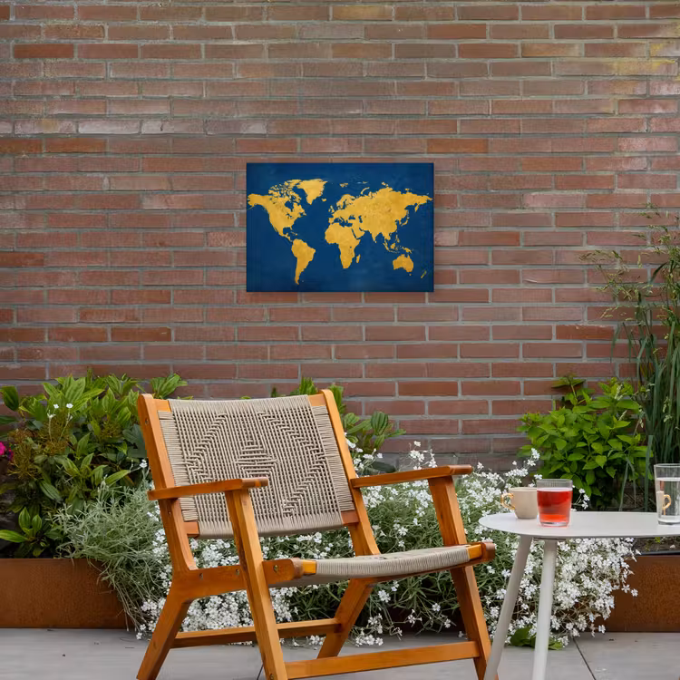 Wereldkaart - Elegant - Blauw Tuinposter op houten frame 2 cm dik klein -sfeer3