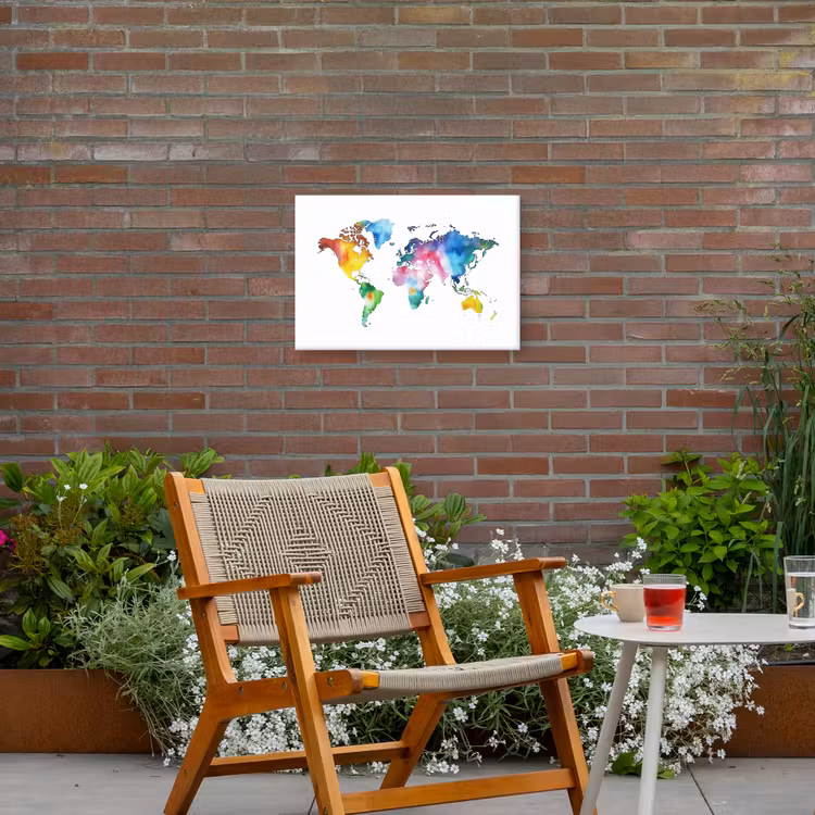 Wereldkaart - Kleur - Regenboog Tuinposter op houten frame 2 cm dik klein -sfeer3
