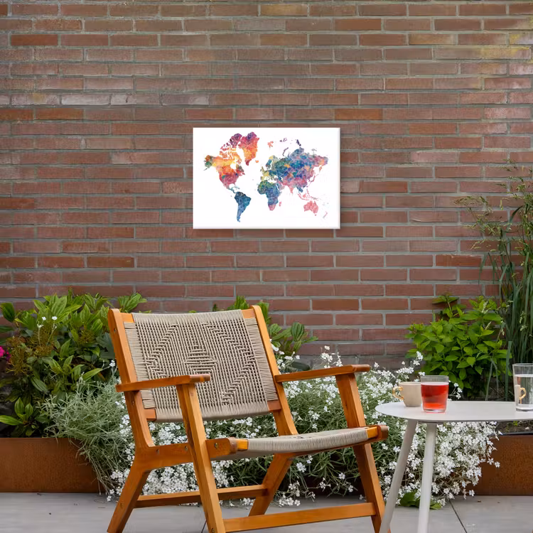 Wereldkaart - Figuren - Kleurrijk Tuinposter op houten frame 2 cm dik klein -sfeer3